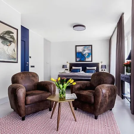 7th Floor & Apartment