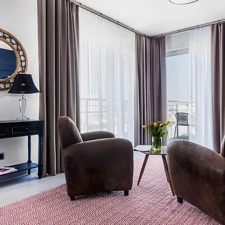 Appartement 7th Floor & *