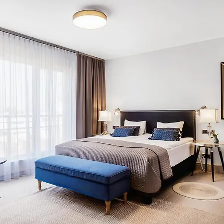 7th Floor & Apartment